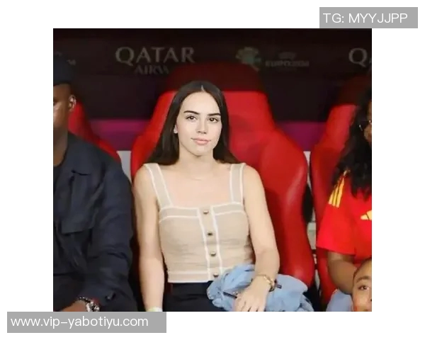 亚马尔与女友甜蜜热吻瞬间曝光眼中只映出彼此的爱意与幸福 亚马尔与女友甜蜜热吻瞬间曝光眼中只映出彼此的爱意与幸福