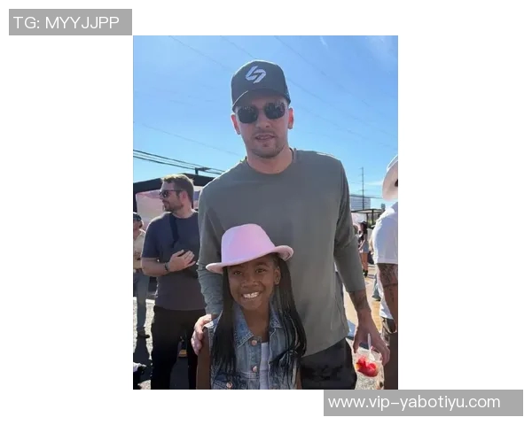 慈世平分享湖人亲子活动瞬间感谢东契奇詹姆斯与孙女合影留念 慈世平分享湖人亲子活动瞬间感谢东契奇詹姆斯与孙女合影留念