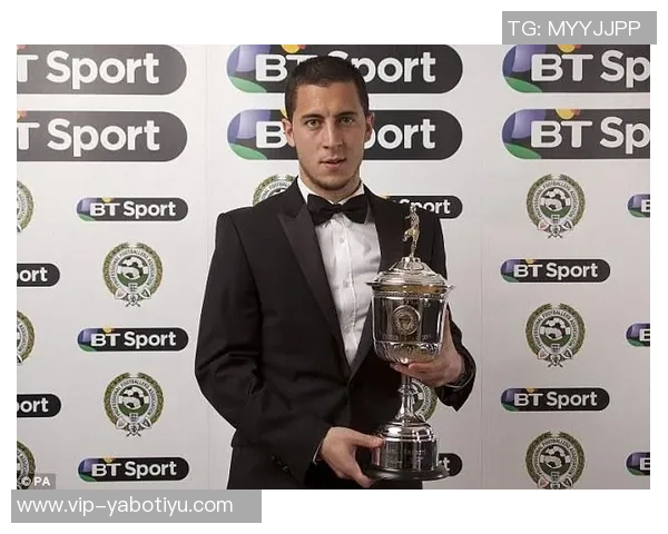 帕尔默荣获PFA年度最佳球员奖杯照片曝光引发热议