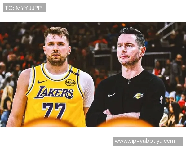 小里与东契奇的默契搭档雷迪克谈勒布朗缺阵的影响与应对策略 小里与东契奇的默契搭档雷迪克谈勒布朗缺阵的影响与应对策略