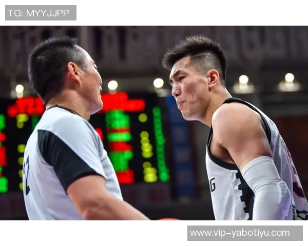 杨鸣工作室力挺遭驱逐的2T：勇于表达与行动的精神值得赞赏