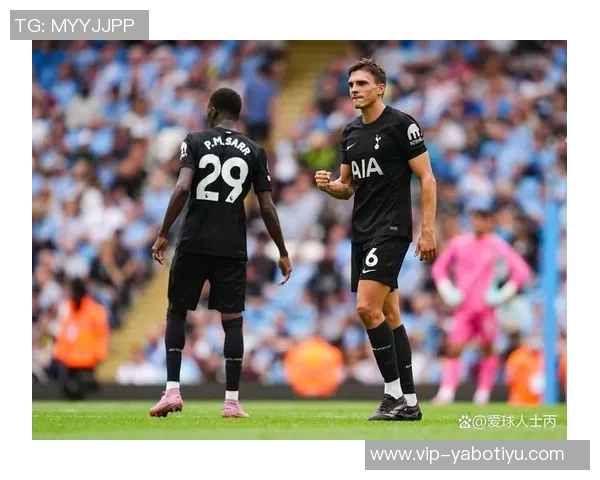 布伦南约翰逊热刺百场里程碑庆祝海报在社交媒体发布